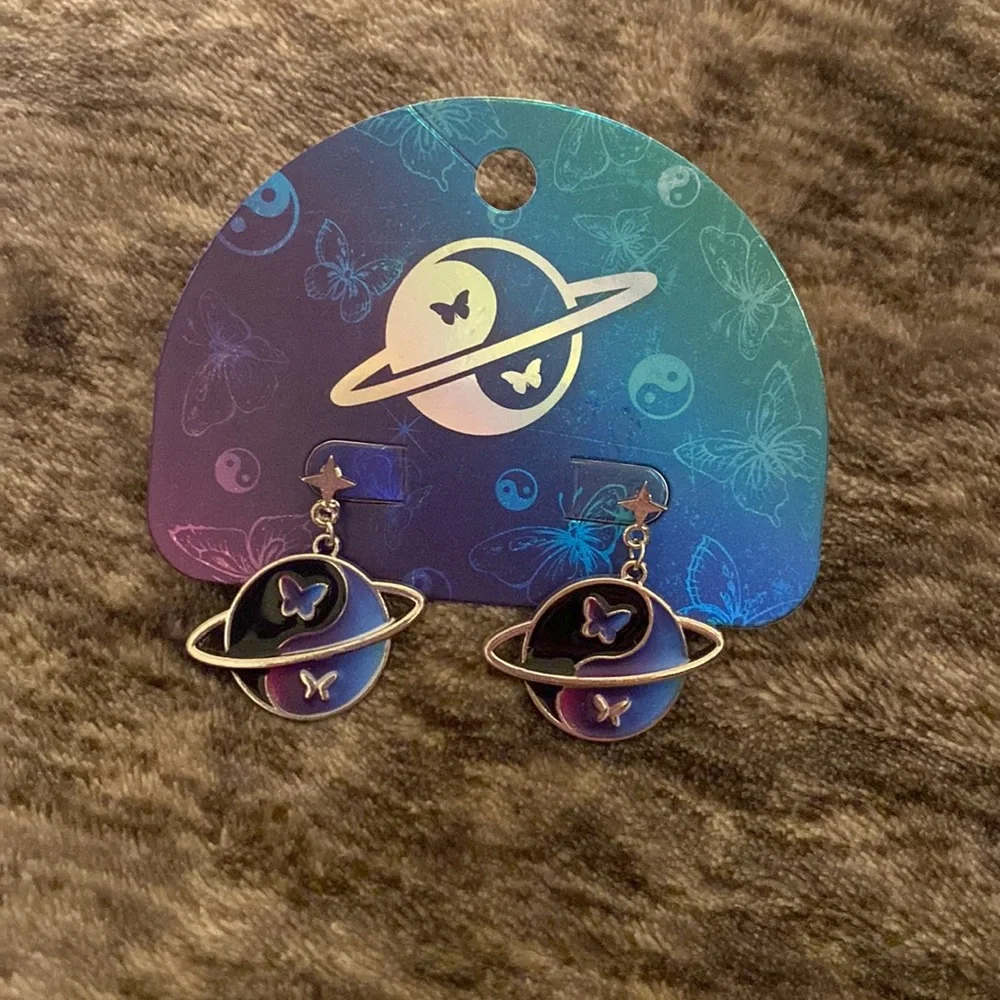 🪐Planetary Butterfly Drop Earrings Hot Topic🪐‎